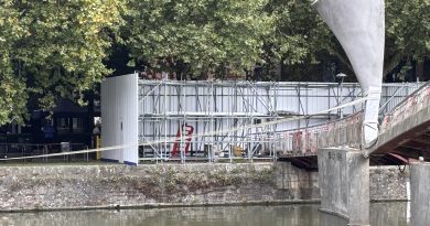 Pero’s Bridge Tethered to Narrow Quay for Safety